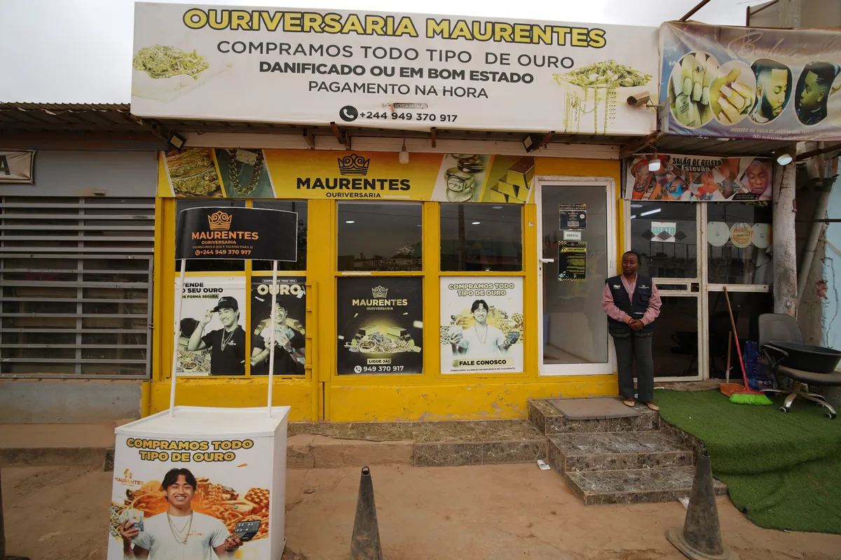 Fachada de outra loja Maurentes Ourivesaria em Luanda