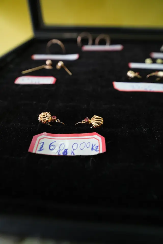 Brincos em ouro 18 quilates em formato de concha