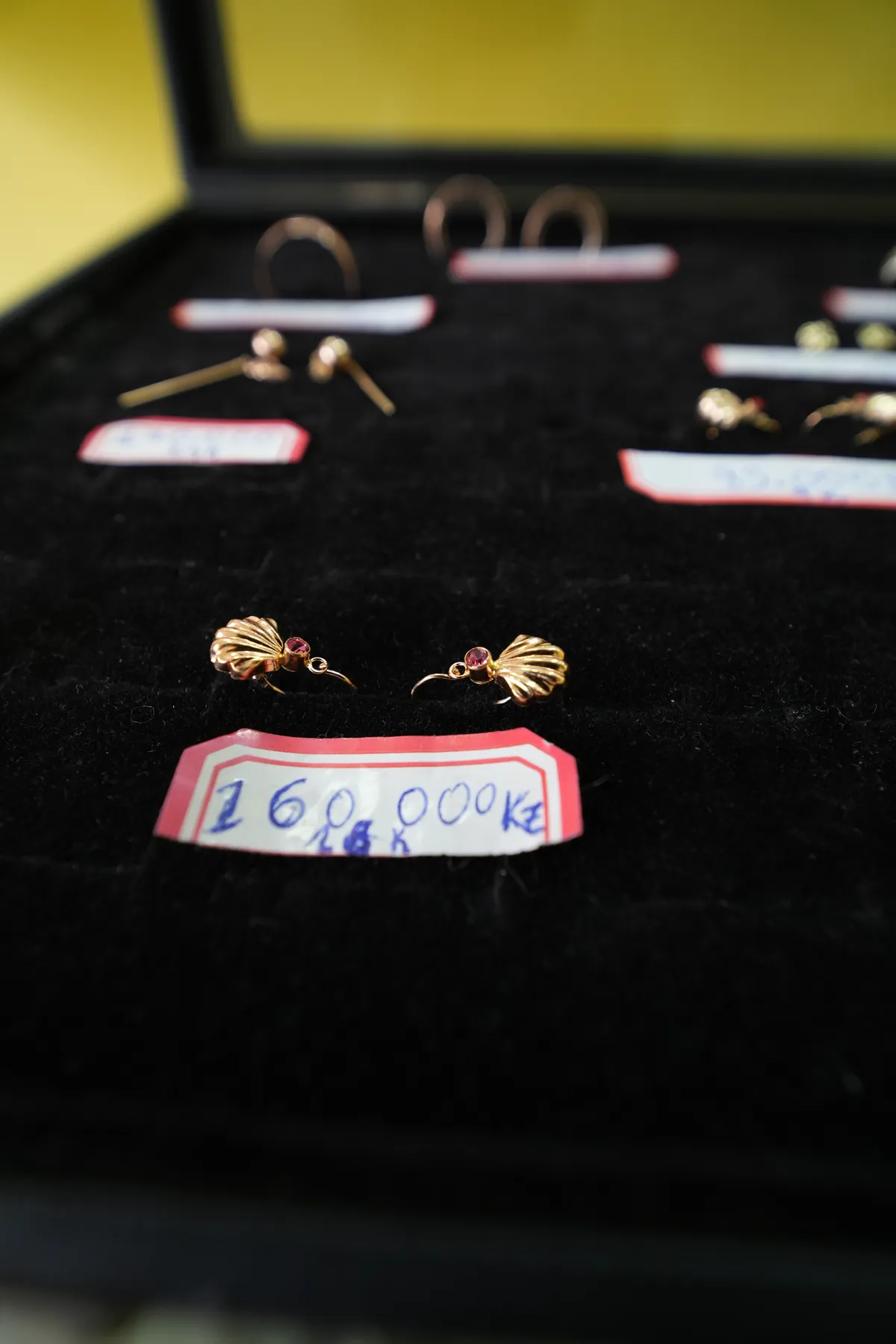 Brincos em ouro 18 quilates em formato de concha