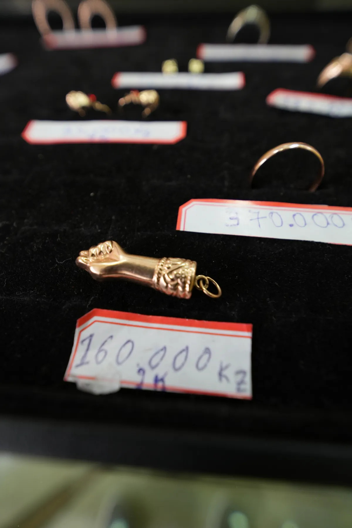 Pingente em ouro 2 quilates em formato de figa (mão fechada)