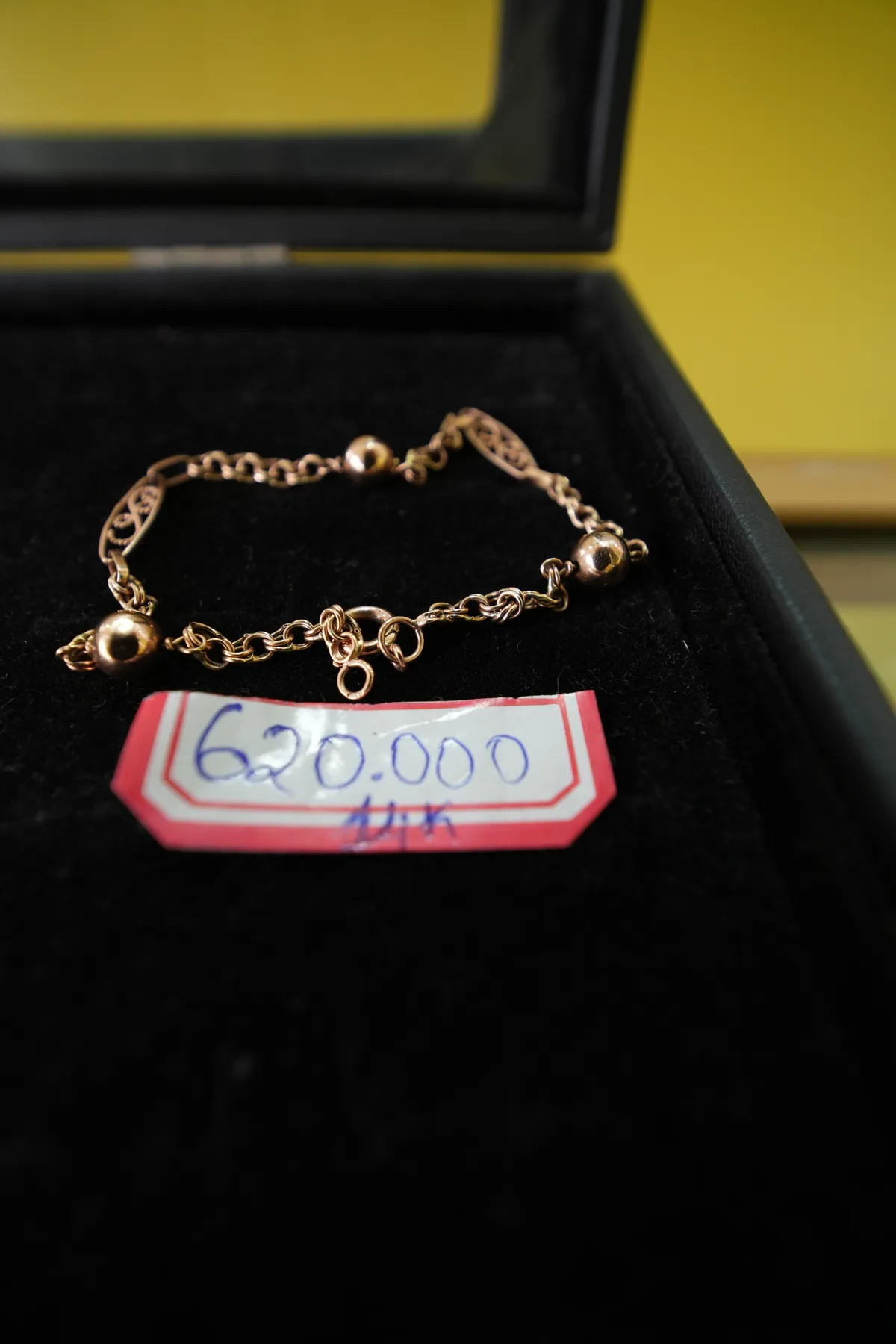 Pulseira em ouro com elos e contas em bola